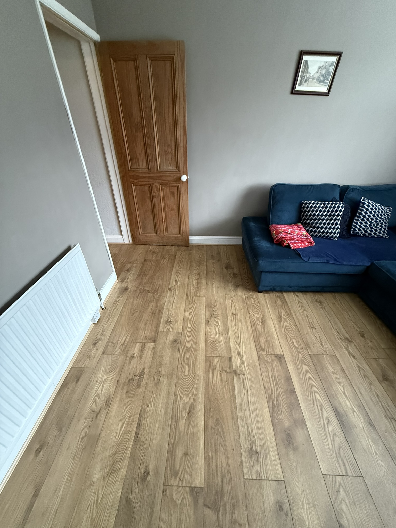 Finished laminate floor with neat edges